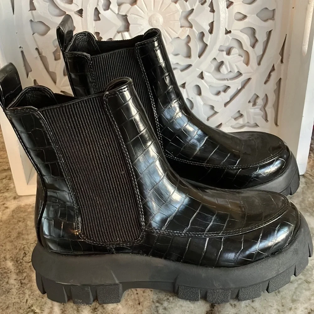 UO Eden Chelsea Boot Black Size 7 NEW